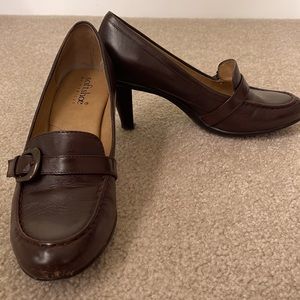 Leather heels with buckle